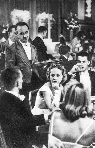 Henry Cartier-Bresson. In the restaurant of Waldorf Astoria hotel